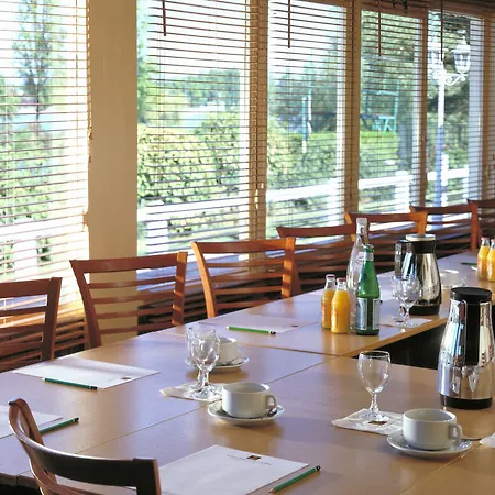Logis - & Restaurant Des Lacs Paris Sud Szálloda