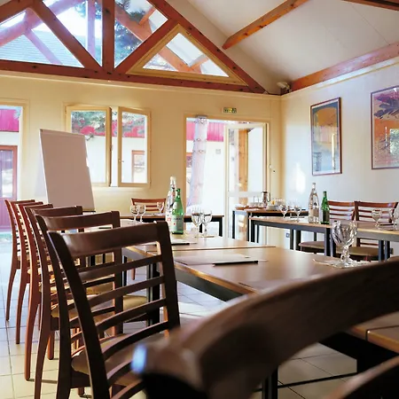 Szálloda Logis - & Restaurant Des Lacs Paris Sud 3*
