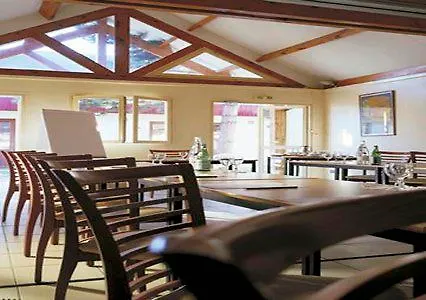 Logis - & Restaurant Des Lacs Paris Sud ホテル