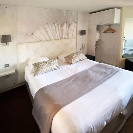 Logis - & Restaurant Des Lacs Paris Sud Hotel