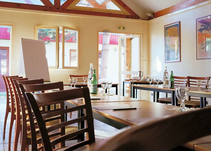 Hotel Logis - Hôtel&restaurant Des Lacs Paris Sud 3*